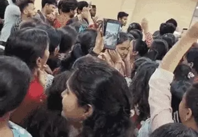 लखनऊ में वेतन देरी से भड़के 1912 सेवा केंद्र के कर्मचारी, काम रोक किया प्रदर्शन