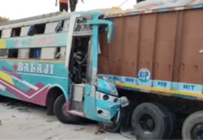 वडोदरा हाईवे पर दर्दनाक हादसा: स्लीपर बस ट्रक से टकराई, 6 यात्रियों की मौत, 31 घायल