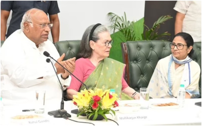 इंडिया गठबंधन की मीटिंग के बाद दहाड़े मल्लिकार्जुन खड़गे, बोले- 'हम लड़ेंगे, आगे बढ़ेंगे...'