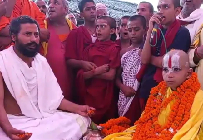मझौवा मठ और लक्ष्मी नारायण मंदिर को मिला नया महंत, वैदिक रीति-रिवाजों के साथ 11 वर्षीय शास्वत शौर्य तिवारी का किया गया अभिषेक