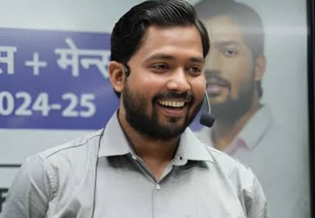 खान सर सरेंडर करने पहुंचे पटना सिविल कोर्ट, फायरिंग मामले में दर्ज हुई थी एफआईआर