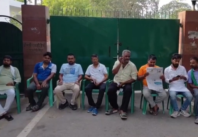 लालू और राबड़ी 'Z-प्लस' सुरक्षा हटी तो RJD कार्यकर्ताओं ने संभाला मोर्चा, घर के बाहर दे रहे पहरा