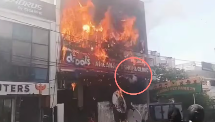 Lucknow Gaming Zone Fire :  लखनऊ भीषण आग में जान बचाने के लिए ग्रिल पकड़ लटका , फिर जमीन पर आकर गिरा शख्स