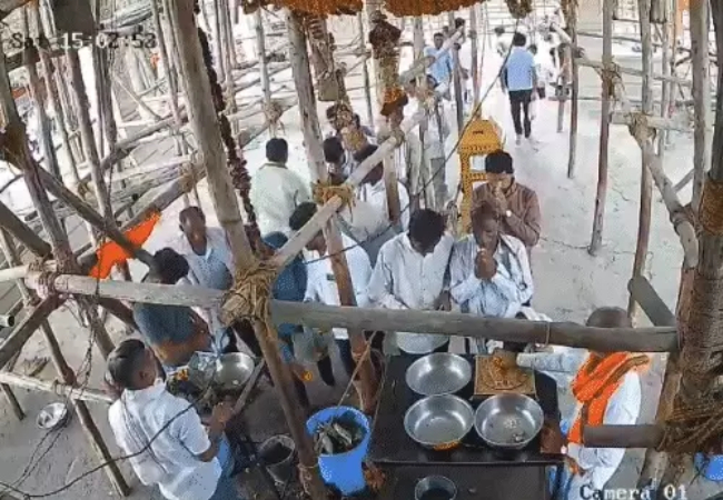 Video-महाराष्ट्र में हनुमान मंदिर की छत गिरी, 6 की मौत, 30-40 श्रद्धालुओं के दबे होने की आशंका