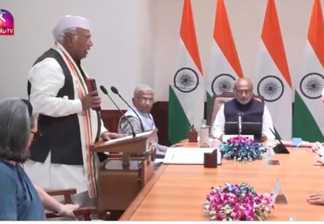 मल्लिकार्जुन खड़गे ही होंगे राज्यसभा में विपक्ष के नेता, सभापति सीपी राधाकृष्णन ने दिलाई शपथ