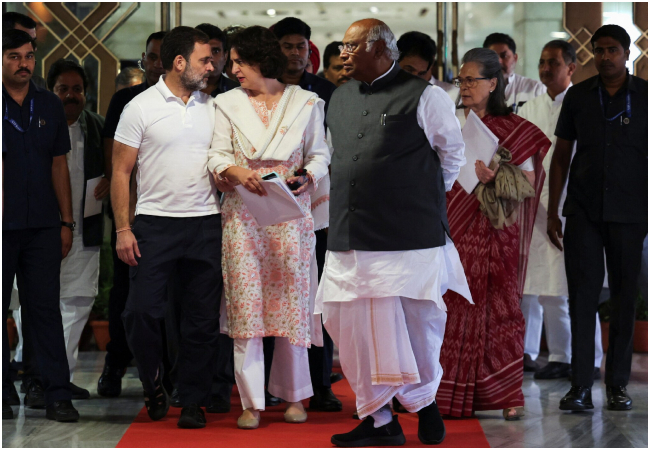 मल्लिकार्जुन खरगे से राहुल गांधी का होने लगा मोहभंग? कांग्रेस में नेतृत्व परिवर्तन की अटकलें तेज