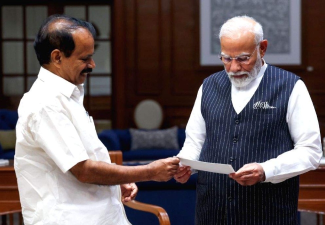 मोदी सरकार के मंत्री ने राष्ट्रपति को सौंपा अपना इस्तीफा, मंत्रिपरिषद में फेरबदल की अटकलें तेज