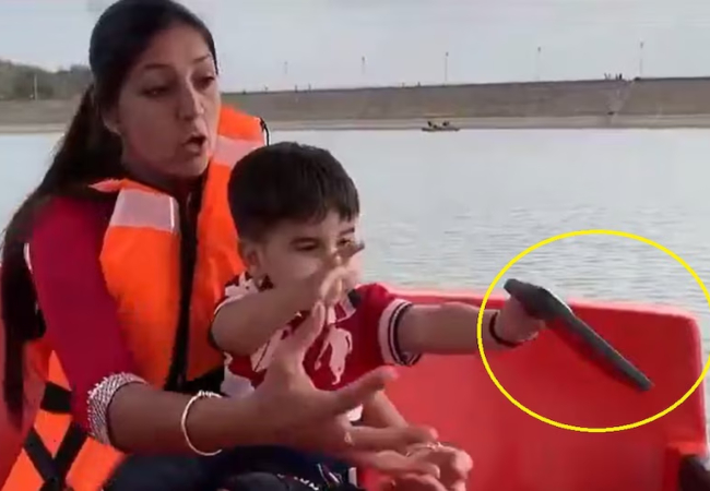 Video-रुठे बेटे को मनाने के लिए मां ने पकड़ाया आईफोन, पकड़े ही पानी में फेंका, महिला के उड़े होश