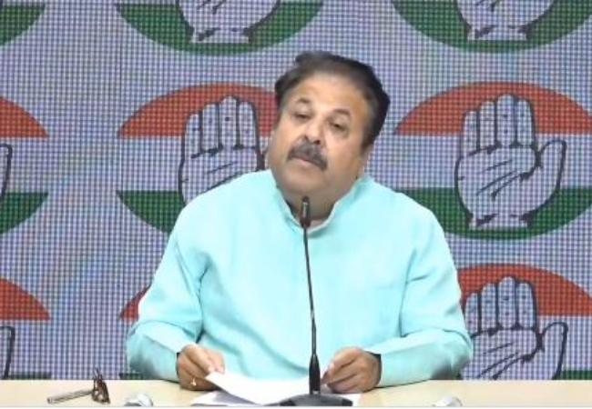 राजीव शुक्ला, बोले-BJP योजनाबद्ध तरीके से मंदिर के ट्रस्टों पर कर रही है कब्ज़ा, फिर चंदे और चढ़ावे को हड़पकर उसका राजनीतिक इस्तेमाल करो