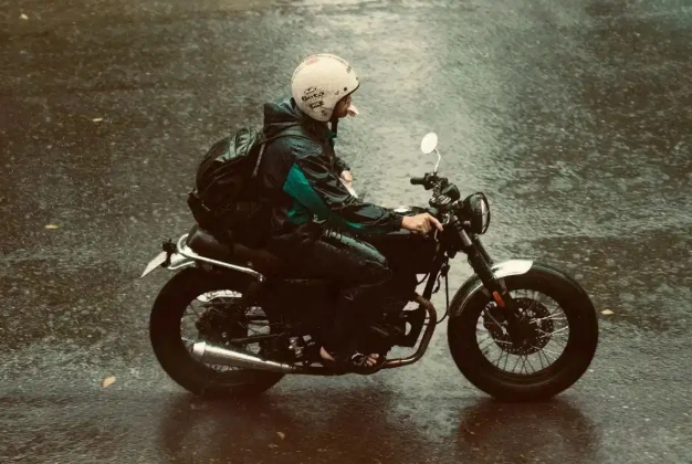 Riding a bike in the rain : बारिश में बाइक चलाते समय इन बातों का रखे ध्यान, सुरक्षित सफर के लिए अपनाएं ये टिप्स