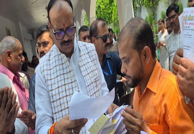 SM NET समन्वयकों ने उपमुख्यमंत्री बृजेश पाठक को सौंपा ज्ञापन,सेवा बहाली की उठाई मांग