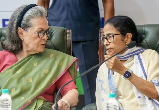 ममता बनर्जी कांग्रेस में विलय को तैयार, भतीजे अभिषेक ने मांग लिया उनके लिए ये बड़ा पद