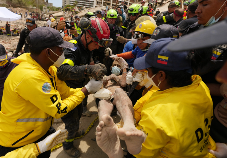 Venezuela earthquake :  वेनेजुएला भूकंप के 96 घंटे बाद मलबे से जिंदा निकले पिता-पुत्र , हुआ चमत्कार