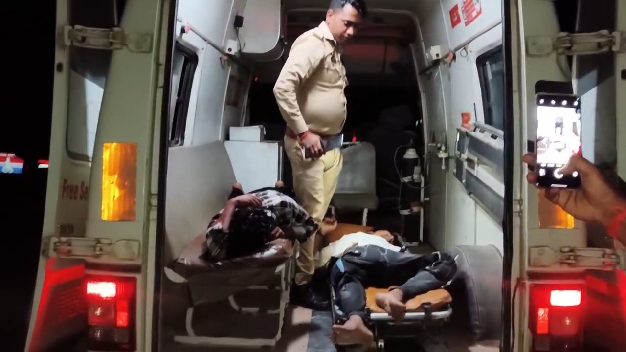सोनौली में बंद कमरे में मिले कथित प्रेमी युगल की पिटाई, वीडियो वायरल; दो युवक घायल, पुलिस जांच में जुटी