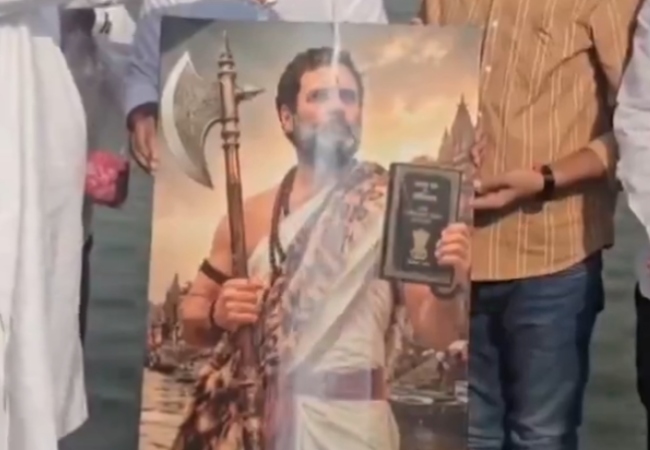 Video : 'राहुल के एक हाथ में फरसा और दूसरे हाथ में संविधान की प्रति...' जन्मदिन पर नेता प्रतिपक्ष के पोस्टर का गंगा में रुद्राभिषेक