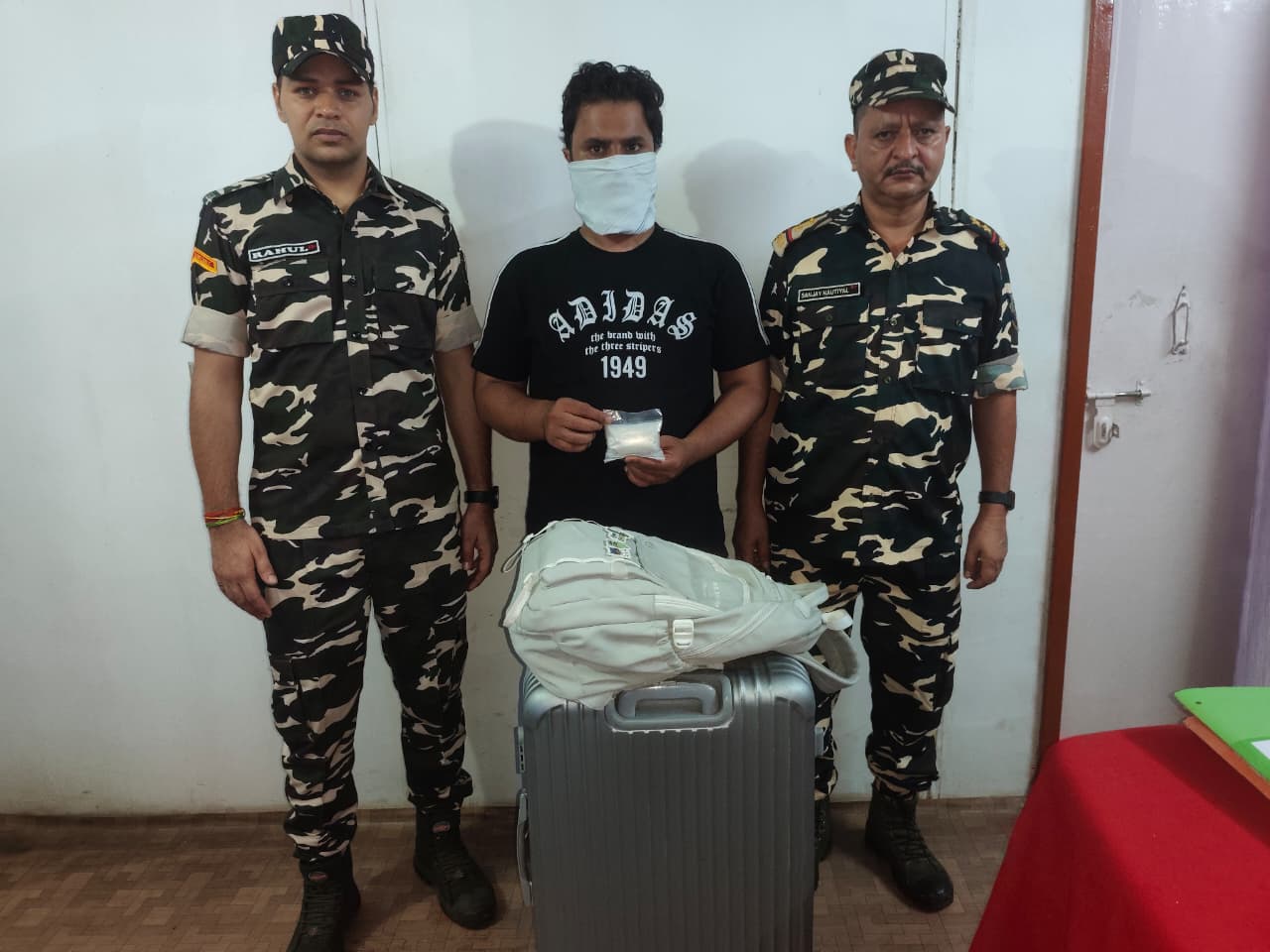 सोनौली सीमा पर एसएसबी का शिकंजा, नेपाल जा रही चांदी की खेप के साथ युवक गिरफ्तार