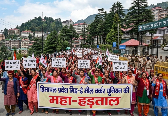 हिमाचल में सड़कों पर उतरे मिड-डे मील वर्कर्स, ठप हुई स्कूलों की रसोई