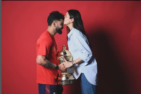IPL चैंपियन पति विराट का अनुष्का शर्मा यूं चूमा माथा तो फैंस, बोले- किस्मत वालों को मिलता है ऐसा प्यार