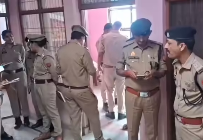 बदायूं में दरोगा का कमरे में रोशनदान से लटका मिला शव, सुसाइड की आशंका