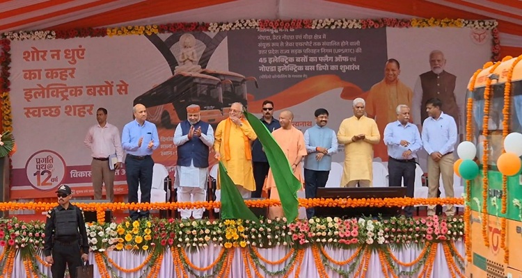 CM योगी ने 45 इलेक्ट्रिक बसों को दिखाई हरी झंडी, कहा-आज देश में सबसे अच्छा रोड नेटवर्क उत्तर प्रदेश के पास