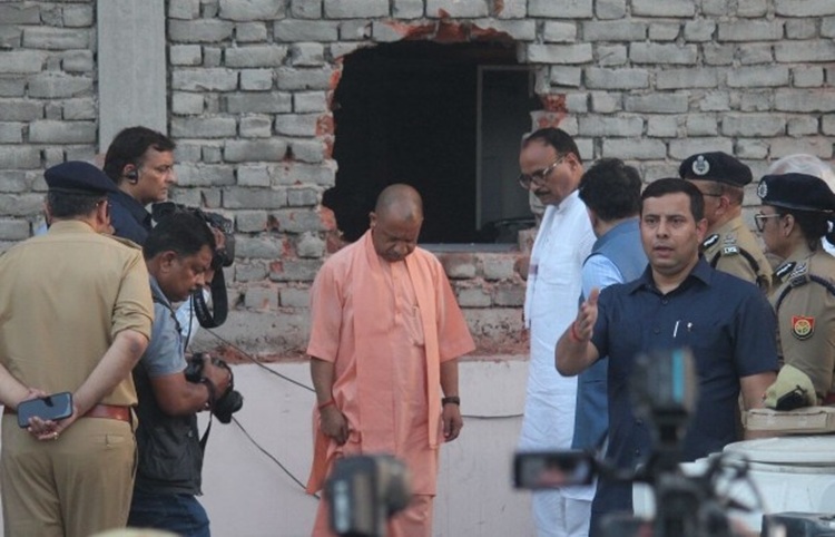 Lucknow Fire: घटनास्थल पर पहुंचे सीएम योगी, पीड़ित परिवारों से मिले, आर्थिक मदद का भी किया एलान