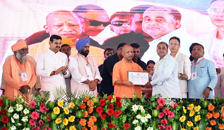 पीलीभीत में सीएम योगी ने विस्थापित परिवारों को दी बड़ी सौगात, कहा-सपा-कांग्रेस ने वंचितों की कभी नहीं की चिंता