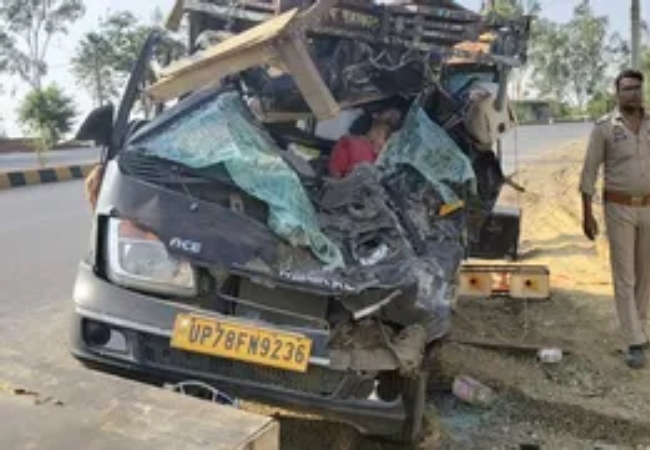 सोनभद्र में खड़े वाहन में मैजिक ने मारी टक्कर, दो लोगों की मौत, तीन गंभीर रूप से घायल
