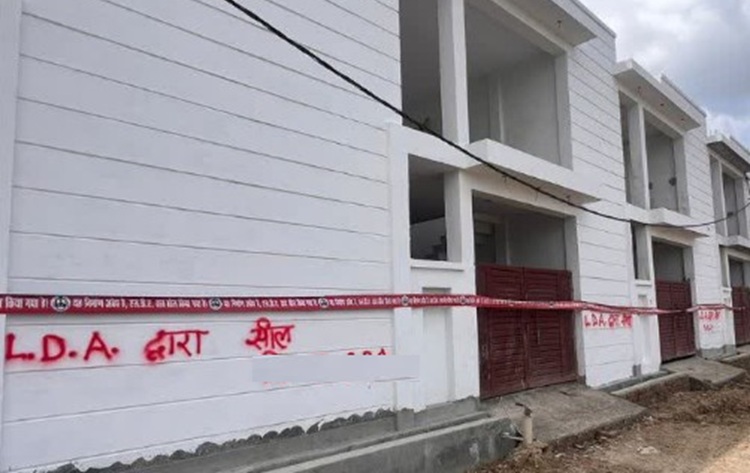 नियमों के विरुद्ध सील होने के बाद कैसे खुल जाते हैं मकान से लेकर व्यवसायिक प्रतिष्ठान...लखनऊ अग्निकांड के बाद उठने लगे सवाल