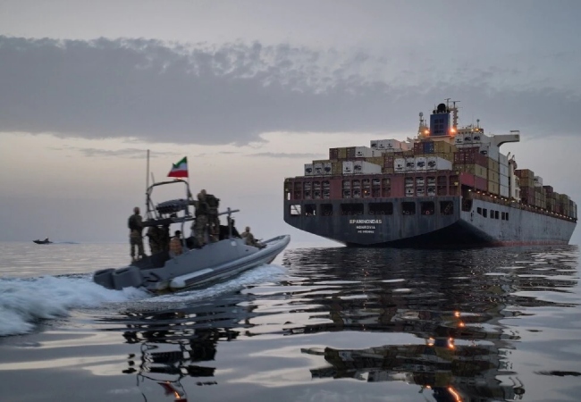 Hormuz Strait: होर्मुज में अमेरिकी नाकाबंदी से ईरान पस्त, 6 अरब डॉलर डूबे, रसातल में पहुंची इकोनॉमी!