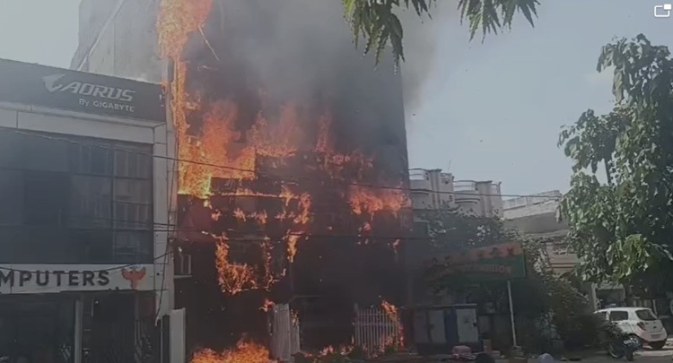 लखनऊ अग्निकांड: लापरवाह सिस्टम की भेंट चढ़ गए 14 परिवारों के चिराग, आग लगने के बाद याद आयेगी फायर एनओसी की बात?