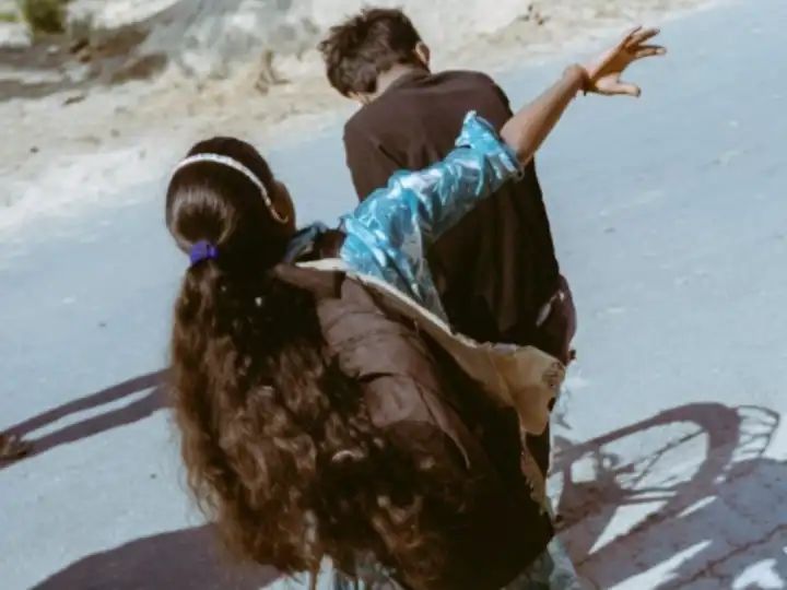 Video Viral : मनचले ने छात्रा को अकेला देख की अश्लील हरकत, दिखाया अपना प्राइवेट, लड़की ने की जमकर धुनाई