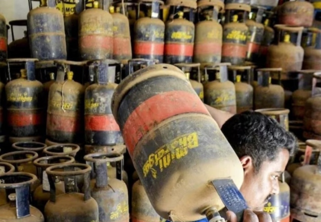 आज से महंगा हुआ कमर्शियल LPG सिलेंडर, दिल्ली में कीमत ₹3,113 पार