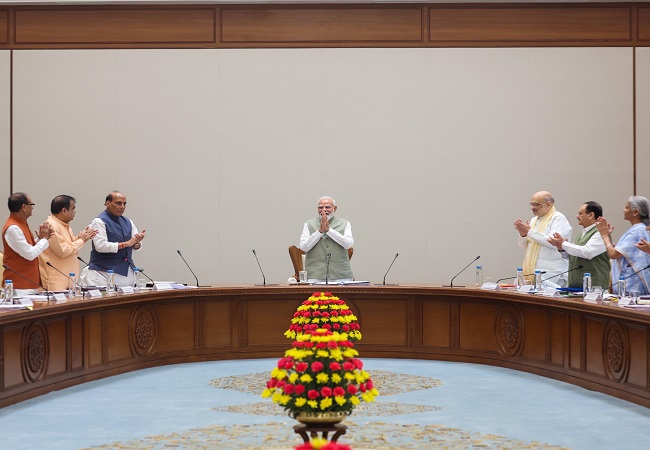 पीएम मोदी की तरफ से पूर्व प्रधानमंत्री जवाहरलाल नेहरू का रिकॉर्ड तोड़ने पर कैबिनेट में सराहना प्रस्ताव पारित, जानें कौन-कौन बैठक में आया?
