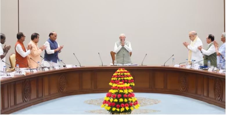 पीएम मोदी की तरफ से पूर्व प्रधानमंत्री जवाहरलाल नेहरू का रिकॉर्ड तोड़ने पर कैबिनेट में सराहना प्रस्ताव पारित, जानें कौन-कौन बैठक में आया?