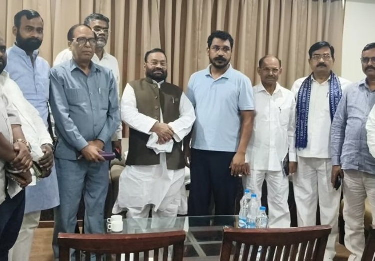 स्वामी प्रसाद मौर्य और चंद्रशेखर आजाद के बीच मुलाकात के क्या हैं मायने? प्रदेश में बन सकता है तीसरा मोर्चा