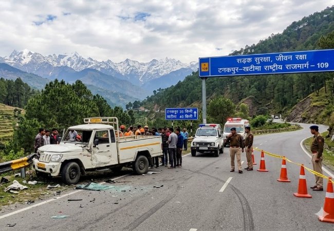 टनकपुर हाईवे पर भीषण सड़क दुर्घटना में ट्रैक्टर से भिड़ा टैक्सी वाहन, चालक की मौत