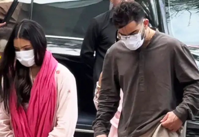 Video- IPL जीत के बाद वृंदावन पहुंचे विराट-अनुष्का, संत प्रेमानंद महाराज का लिया आशीर्वाद