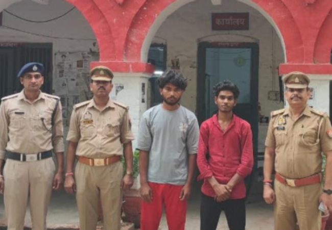 उत्तर प्रदेश के झांसी में रील पर लाइक पाने के लिए ट्रेन पर दो मनचले युवकों ने की पथराव, रेलवे पुलिस ने किया गिरफ्तार