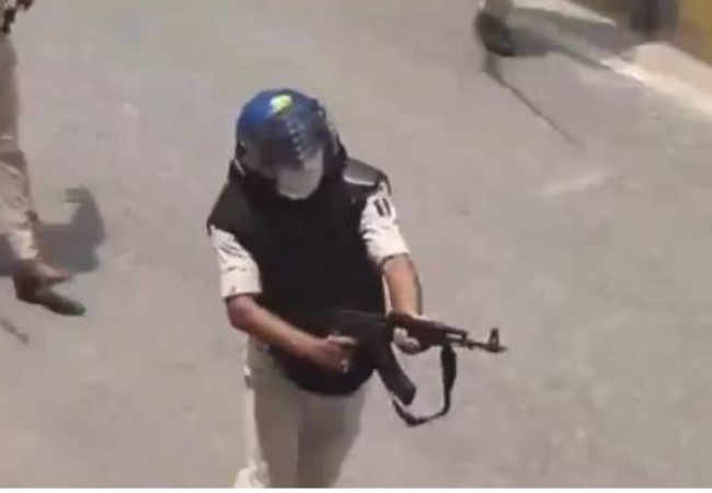 सीवान में छात्रों पर एके-47 से फायरिंग करने वाला पुलिसकर्मी निलंबित,एसपी की सुरक्षा में था तैनात
