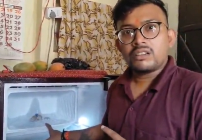 Video : फ्रिज के अंदर जमी बर्फ में दिखी शिवलिंग जैसी आकृति तो लोग बोले- अमरनाथ की गुफा में बर्फ घुल चुकी है, हमारे फ्रिज में प्रकट हुए भोलेनाथ जी