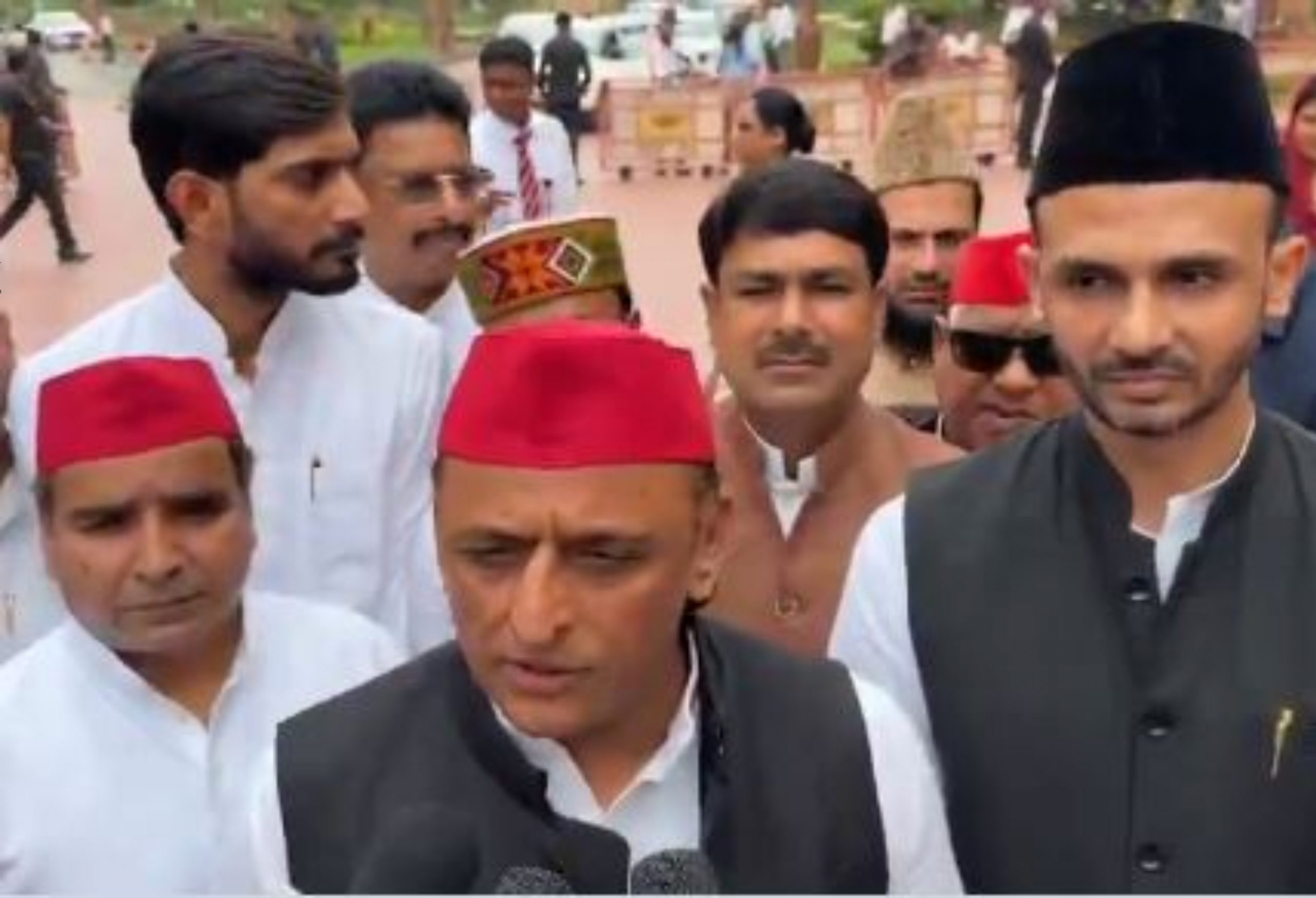 विदेशी लुटेरों ने मंदिर व विश्वविद्यालय तोड़े थे, आंदोलनकारियों को प्रताड़ित किया, अहंकार में आज भाजपा वही कर रही है : अखिलेश यादव