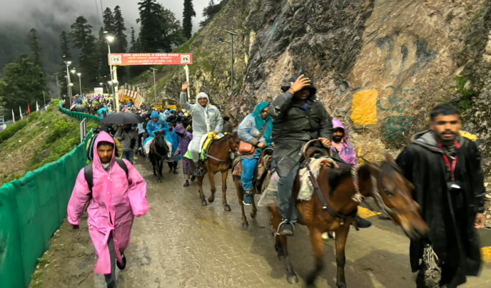 Amarnath Yatra 2026 : जय बाबा बर्फानी के जयकारों से गूंज उठी कश्मीर घाटी , सुरक्षा के साए में शुरू हुई अमरनाथ यात्रा