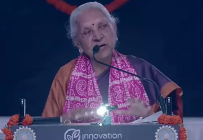 AKTU 24th Convocation Ceremony : कुलाधिपति आनंदीबेन पटेल, बोलीं- लव मैरिज का विरोध नहीं, पहले आत्मनिर्भर बनिए फिर करिए शादी