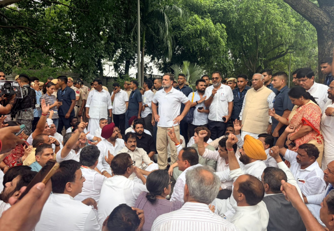 प्रधानमंत्री आवास के बाहर लोकसभा में नेता प्रतिपक्ष राहुल गांधी व प्रियंका गांधी के नेतृत्व में कांग्रेस नेता धरने पर बैठे