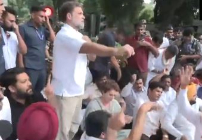 प्रधानमंत्री आवास के बाहर लोकसभा में नेता प्रतिपक्ष राहुल गांधी व प्रियंका गांधी के नेतृत्व में कांग्रेस नेता धरने पर बैठे
