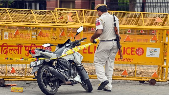 दिल्ली पुलिस के एक सब-इंस्पेक्टर ने थाने के अंदर अपनी सर्विस रिवॉल्वर से गोली मारकर की आत्महत्या,नहीं मिला सुसाइड नोट