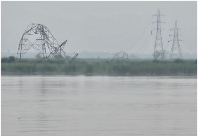 गंगा की तेज धारा में बहे 220 केवी लाइन के दो टावर, मेरठ-नहटौर ट्रांसमिशन लाइन बाधित, करोड़ों का नुकसान