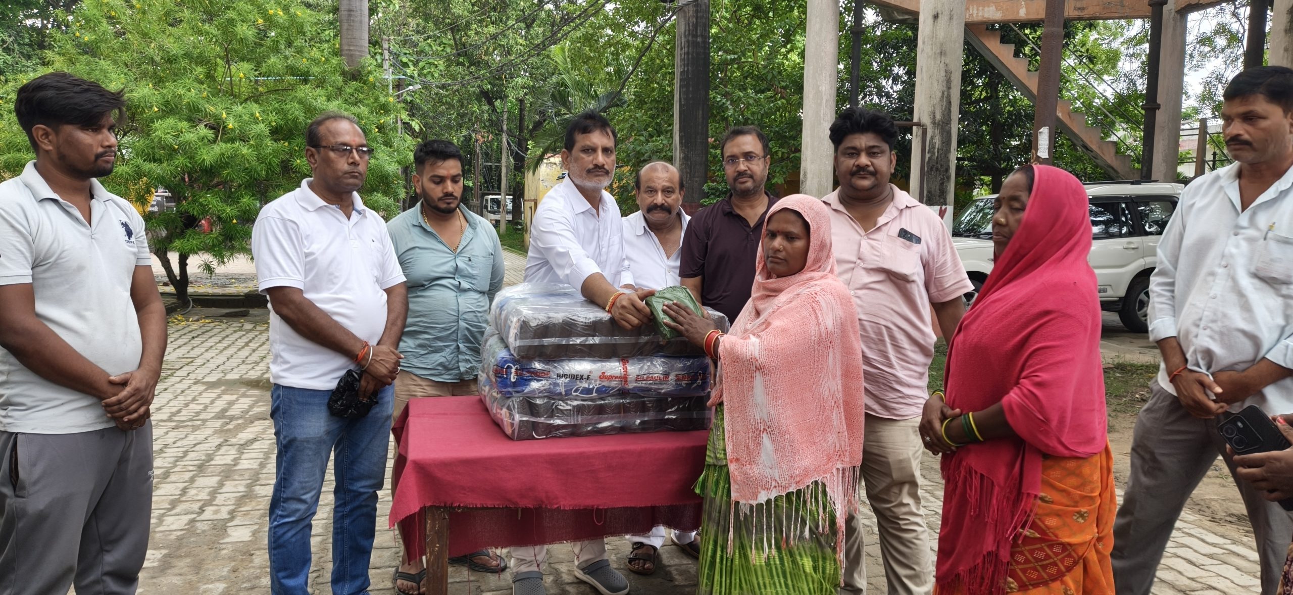 बारिश के मौसम में सफाईकर्मियों को मिले रेनकोट,पालिकाध्यक्ष ने किया वितरण