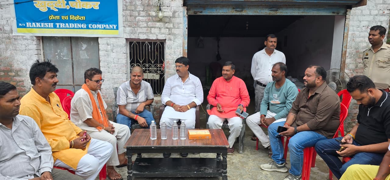 शोक की घड़ी में परिवार के साथ खड़े दिखे विधायक ऋषि त्रिपाठी, दी श्रद्धांजलि और बंधाया ढांढस