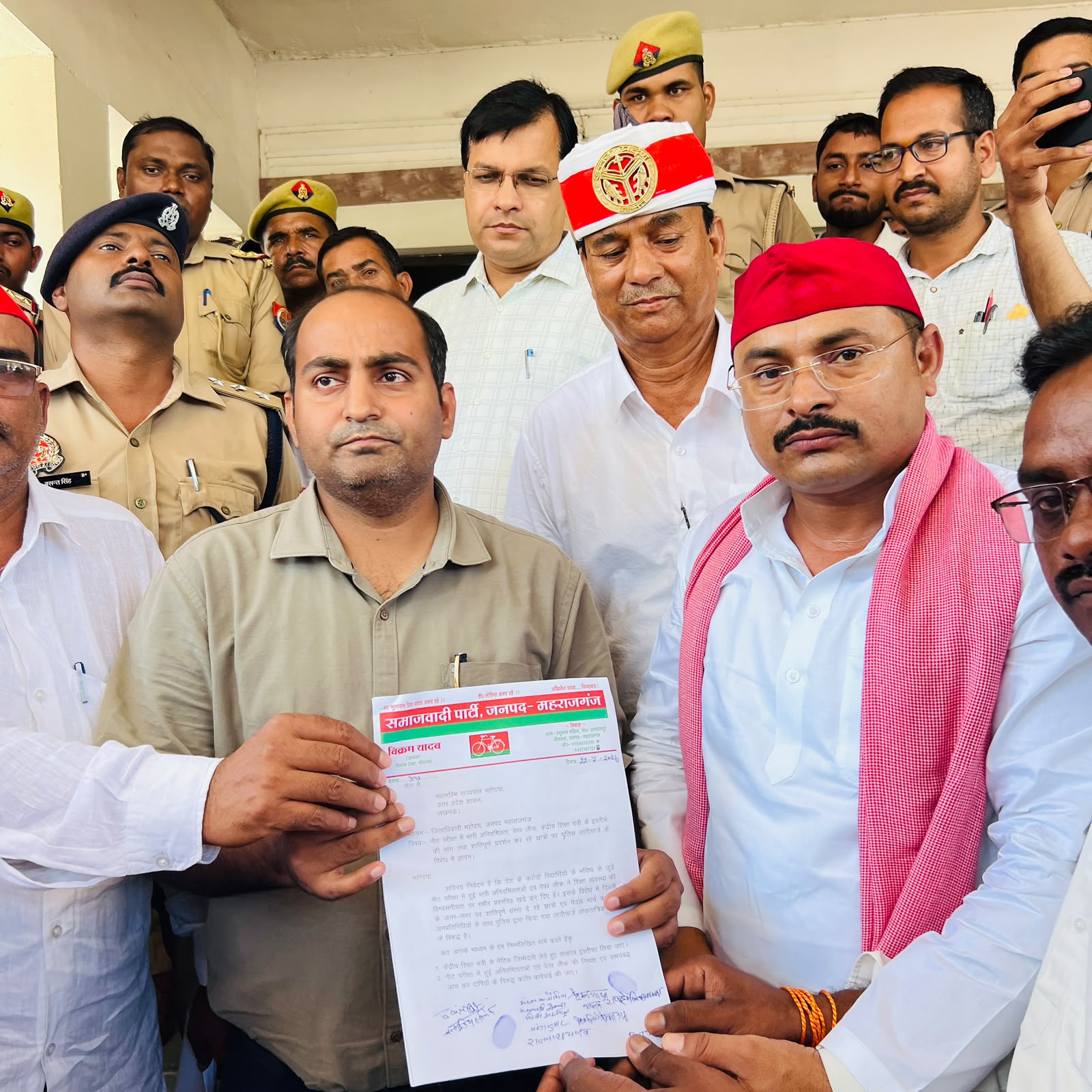 नीट परीक्षा में अनियमितता और लाठीचार्ज के विरोध में सपा का प्रदर्शन, बैजू यादव ने सौंपा ज्ञापन